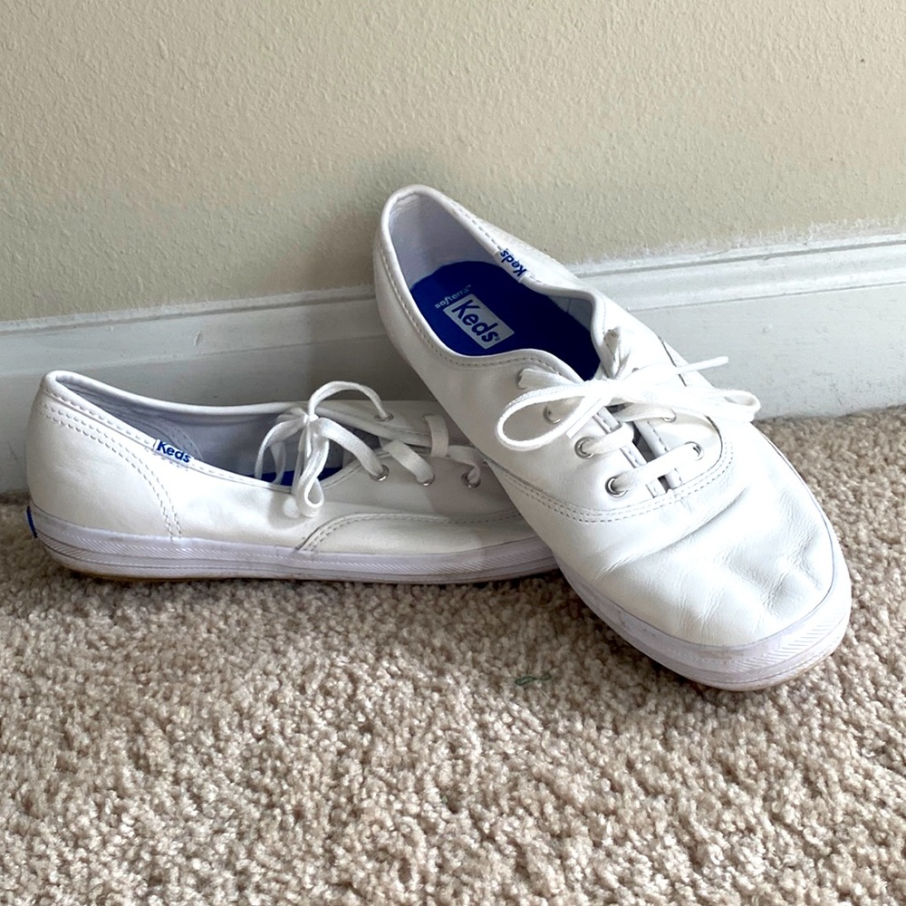 gently worn & free of any rips, or odors. Minimal stains on outside
